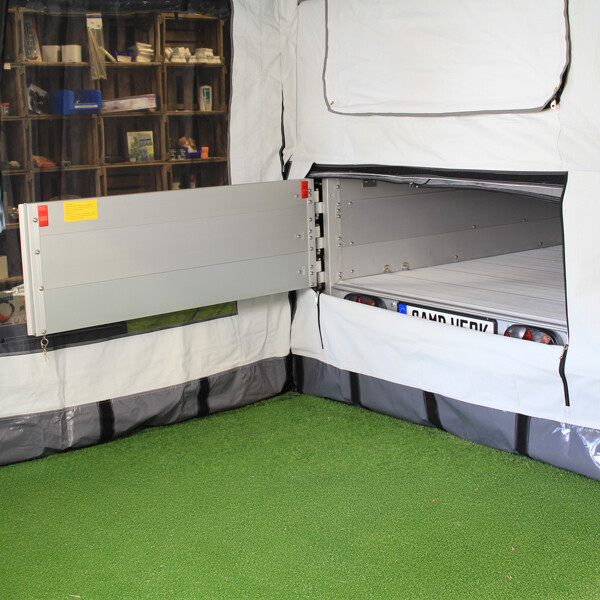 Puerta trasera con apertura lateral